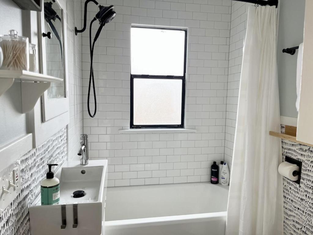 Modern 2 Bedroom Farmhouse Cottage With Hot Tub In 스노호미시 외부 사진