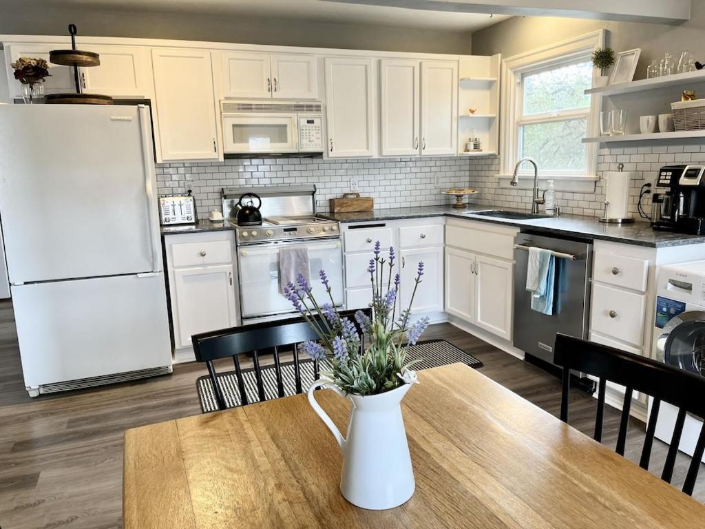 Modern 2 Bedroom Farmhouse Cottage With Hot Tub In 스노호미시 외부 사진