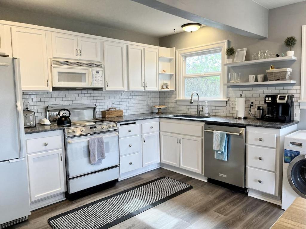 Modern 2 Bedroom Farmhouse Cottage With Hot Tub In 스노호미시 외부 사진