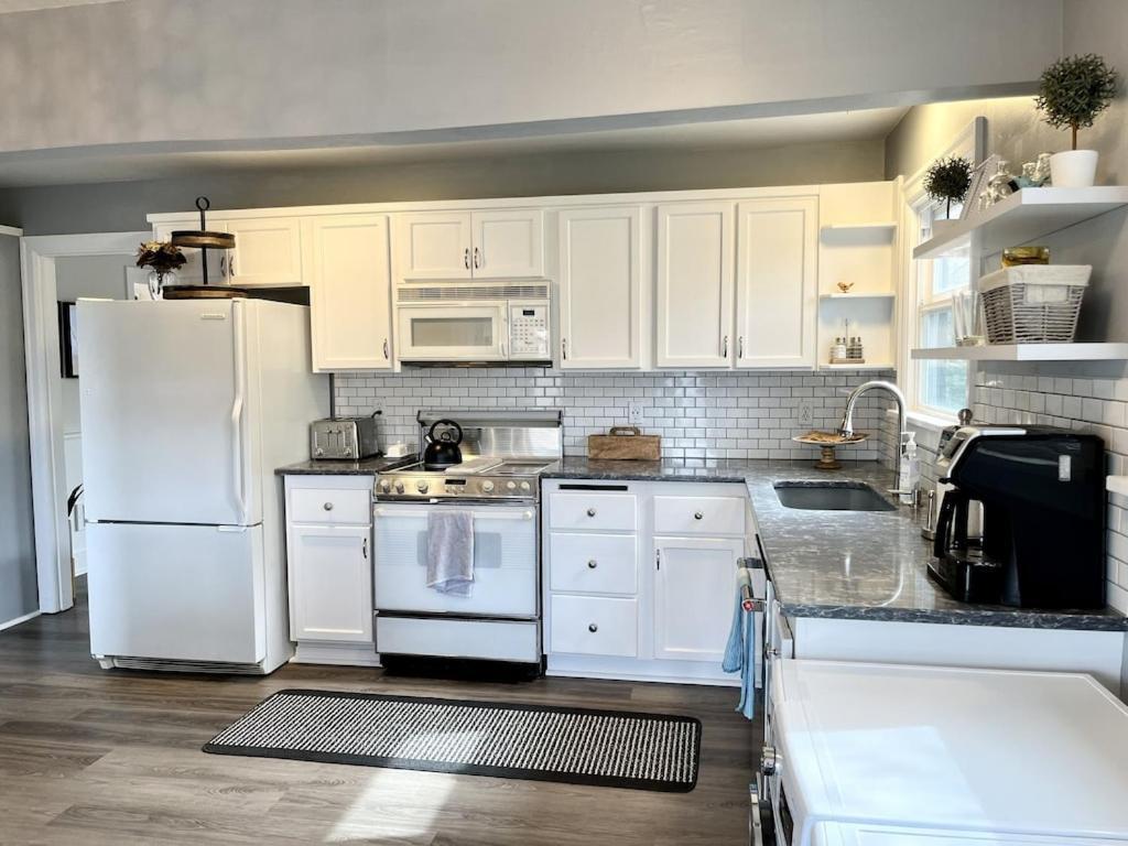 Modern 2 Bedroom Farmhouse Cottage With Hot Tub In 스노호미시 외부 사진
