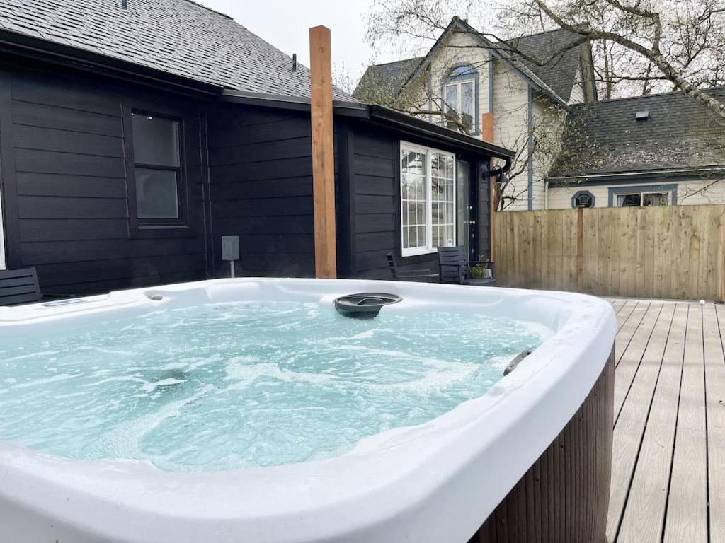 Modern 2 Bedroom Farmhouse Cottage With Hot Tub In 스노호미시 외부 사진